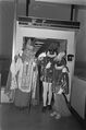 St.-Nicolaas en Zwarte Piet voor ze het vliegtuig in gaan, 1968