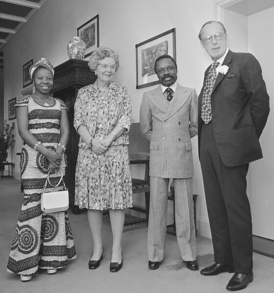 Bestand:Ms Bongo, Queen Juliana, Omar Bongo, prince Bernhard 1973.jpg