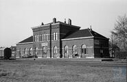 station Geertruidenberg - stationsgebouw (20 November 1961) - Hoog middendeel (met gekanteelde borstwering) en twee lage vleugels Bron: Roef Ankersmit