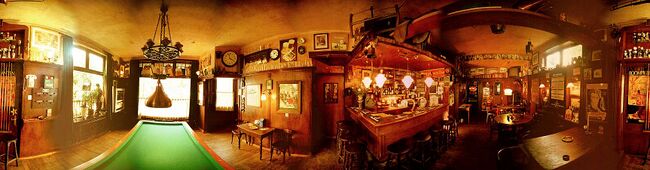360°-panorama van het "Café d'Oranjeboom" in Velp, een typisch bruin café, met v.l.n.r. een biljart, de bar met bel, barkrukken en een stamtafel