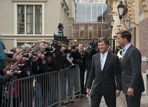 Balkenende ontvangt Rutte bij het Torentje (5121026046).jpg