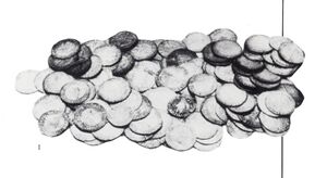 (1) Een groot aantal zilveren en enkele gouden munten uit de 15e eeuw; de vondst Vorden 1942. De verberger verpakte zijn geld meestal in kapot aardewerk, dat niet meer voor normaal gebruik geschikt was omdat een oor of een stuk van de rand was afgebroken.