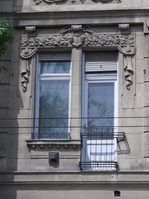 Almássy Platz 17, französische Balkon, 2022 Erzsébetváros.jpg
