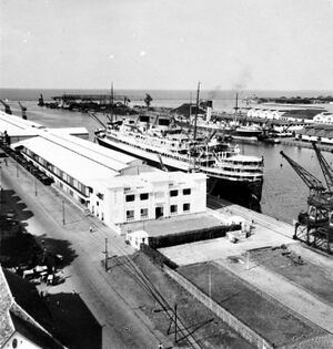 COLLECTIE TROPENMUSEUM Etablissement S.M.N. met de 'Johan van Oldenbarnevelt' in Tandjoengpriok de haven van Batavia Java TMnr 10007952.jpg