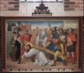 Rondleiding door de Sint Bavokerk nr. 53 De Kruisweg nr. 3: Jesus valt ten eerste male onder het kruis – Op koperen plaat gemaakt door de Gebroeders Windhausen te Roermond 1899 (Zijgang links)