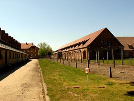 Auschwitz I bestond uit bakstenen barakken