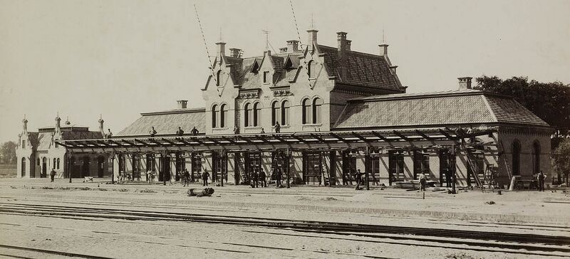 Station Lage Zwaluwe, links het nevengebouw (privaten en toiletkamers) en rechts het hoofdgebouw, beide vrijwel geheel voltooid, juni 1885