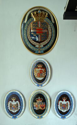 Wapenborden van de regerende Deense koningin, haar gemaal, haar oudste zoon, schoondochter en jongere zoon in Frederiksborg.