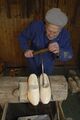 Handmatig klompen maken: Sam Mondelaers aan de heulbank met een lepelboor