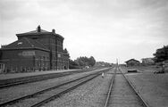 station Geertruidenberg - stationsgebouw (1961) - Hoog middendeel (met gekanteelde borstwering) en twee lage vleugels Bron: Kees van de Meene